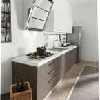 Cucina con cappa a parete in acciaio